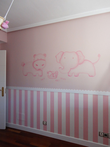mural infantil animales en tonos rosas y blancos